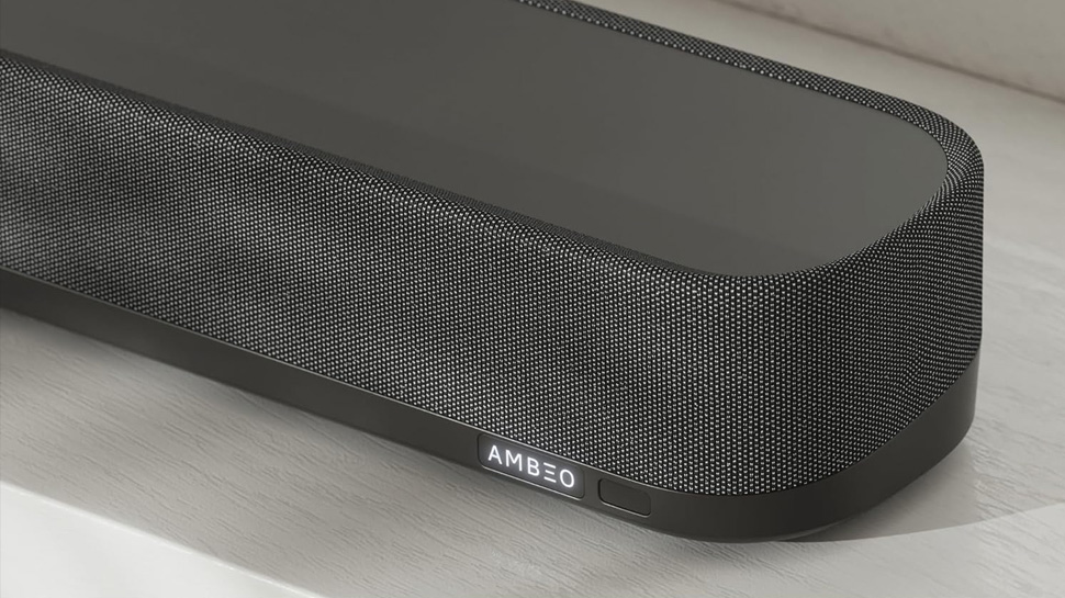 Siéntate y deja que la barra de sonido haga todo el trabajo. AMBEO Mini
