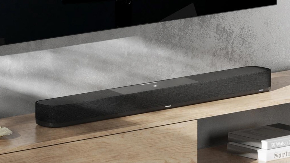 No te limites a escuchar la acción, siéntela. AMBEO Soundbar Plus